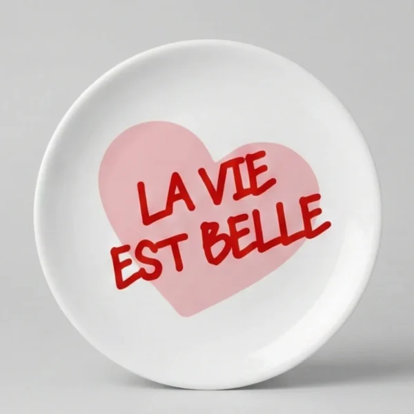 La Vie Est belle plate